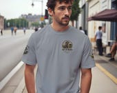 South Africa 2026 Expedition T-Shirt mit Erdmännchen-Motiv – Produktbild 15