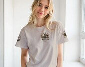 South Africa 2026 Expedition T-Shirt mit Erdmännchen-Motiv – Produktbild 3
