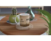 South Africa 2026 Expedition – Keramiktasse mit Erdmännchen – Produktbild 3