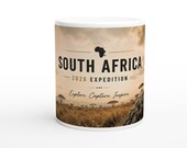 South Africa 2026 Expedition – Keramiktasse mit Erdmännchen – Produktbild 2