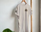 South Africa 2026 Expedition T-Shirt mit Erdmännchen-Motiv – Produktbild 7