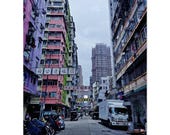 Straßenszene in Hongkong – Fine-Art-Print auf Aluminium | HypnosTravelArt – Produktbild 1