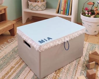 Personalisierte Spielzeugkiste aus Holz – Spielzeugaufbewahrungsbox mit individuellem Namen fürs Kinderzimmer – Grau & Blau