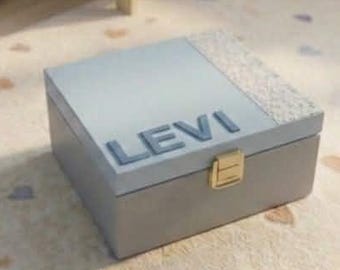 Personalisierte Erinnerungsbox aus Holz für Babys – Namensbox fürs Kinderzimmer – Geschenk zum ersten Geburtstag – Schmuckkästchen – 4 Fächer