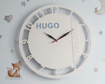 Personalisierte Wanduhr aus Holz fürs Kinderzimmer – Individuelle Namensdekoration fürs Kinderzimmer – Esche & Blau