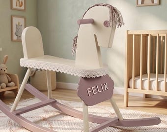 Personalisiertes Schaukelpferd aus Holz für Kleinkinder – Spielzeug mit individuellem Namen – Beige & Braun