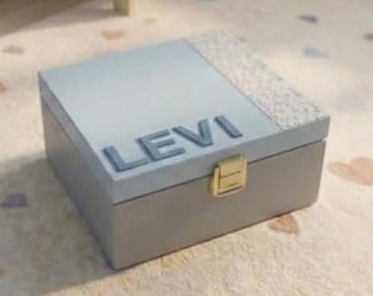 Caixa de lembranças de madeira personalizada para bebê - Caixa de recordações com nome personalizado para quarto de bebê - Presente de primeiro aniversário - Porta-joias - 4 compartimentos