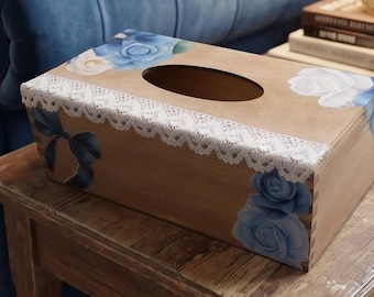 Capa para caixa de lenços de papel em madeira decorada à mão, com estampa floral de rosas azuis.