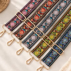 Puede incluir: Cinco correas ajustables para bolsos con intrincados patrones tejidos en colores vibrantes que incluyen rosa, naranja, azul verdoso, amarillo y azul. Cada correa cuenta con herrajes de metal dorado, incluyendo una hebilla deslizante y un mosquetón.