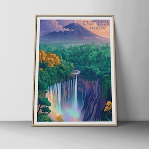 Puede incluir: Una impresión artística enmarcada que muestra un paisaje de Java Oriental, Indonesia, con un gran volcán al fondo, un bosque verde exuberante y una cascada alta que cae por un acantilado con una niebla de arcoíris en la base.
