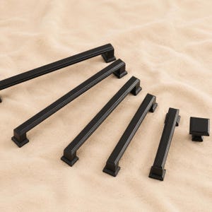 Tiradores de estilo Hampton para armarios, color negro mate, para cajones, armarios de cocina y cómodas. Pomos sólidos y pesados. 320 mm, 192 mm, 128 mm, 96 mm.