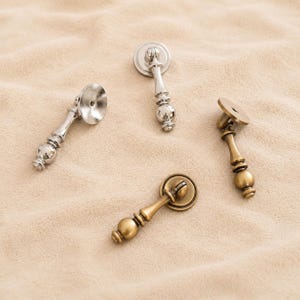 Tirador colgante en forma de lágrima estilo vintage para armario — Cromo pulido / Bronce cepillado vintage