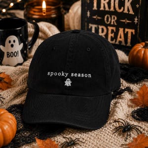Pappahatt för läskiga säsonger | Broderad Halloweenhatt | Minimalistisk spökkeps | Höstestetisk hatt | Pumpalappsoutfit | Höstgåva