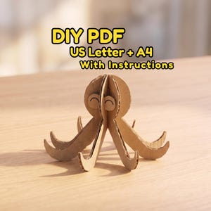 Può includere: Una figura di polpo tridimensionale costruita in cartone ondulato marrone con bordi a strati visibili. Il testo DIY PDF US Letter + A4 With Instructions è visualizzato sopra la figura in lettere gialle e nere.