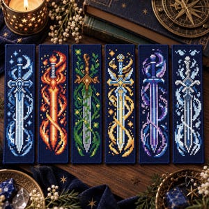 Puede incluir: Seis marcapáginas rectangulares con diseños de espadas en pixel art. Cada marcapáginas tiene un fondo azul oscuro con un tema elemental único: hielo azul claro, fuego naranja, enredaderas verdes, luz amarilla, magia púrpura y agua blanca.