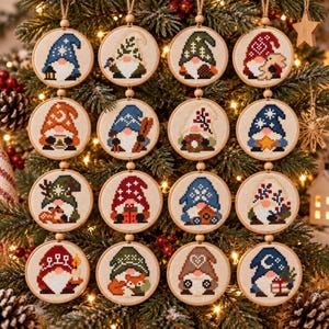 Puede incluir: Una colección de dieciséis adornos circulares de punto de cruz con varios diseños de gnomos. Cada gnomo está representado con motivos estacionales únicos, incluyendo estrellas, bayas, zorros y regalos, enmarcados en aros de madera clara con cordel.