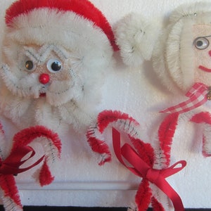 VINTAGE CHENILLE PIPECLEANER Santa , Mrs. Claus and 2 Candy Canes Magnets* Pipe Cleaners and Styrofoam * Christmas Tree Ornaments **1970's bild 1