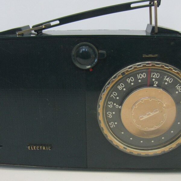 Vintage GENERAL ELECTRIC  BATTERY Radio** Model 635**  M C M Dark Green Plastic Case** Vintage 1950's**  Portable Radio**