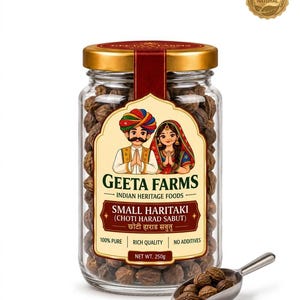 Puede incluir: Un frasco de vidrio transparente lleno de pequeños frutos Haritaki marrones, con tapa dorada y una etiqueta con el texto Geeta Farms, Small Haritaki y Net Wt. 250g. Una pequeña pala de metal con varios frutos secos se sitúa delante.