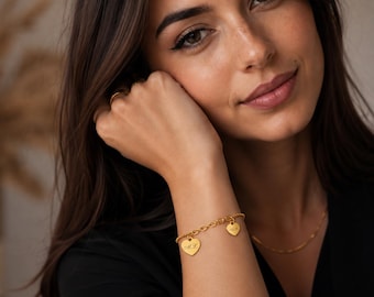 Bracciale in acciaio con cuori personalizzabili tramite incisione laser di iniziali o date. Un regalo unico per ogni occasione speciale.