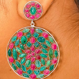 Brincos pendentes artesanais com rubis, esmeraldas e diamantes lapidados em rosa.