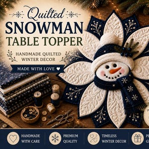 Pode incluir: Um centro de mesa acolchoado em forma de boneco de neve com nariz de cenoura laranja, usando um gorro e cachecol azul-escuro. A peça apresenta pétalas de tecido alternadas em branco e azul-escuro com costuras detalhadas e bordados.