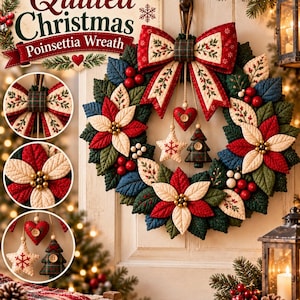 Könnte beinhalten: Ein gesteppter Weihnachts-Poinsettien-Kranz mit roten und cremefarbenen Stoffblumen, grünen Blättern und roten Beeren. Oben hängt eine große karierte Schleife mit baumelnden Herz-, Stern- und Tannenbaum-Anhängern. Der Text lautet Quilted Christmas Poinsettia Wreath.