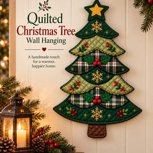 Op de afbeelding: Een gewatteerde kerstboom als wandhanger met groene stoflagen, ruitpatronen, geborduurde gouden sneeuwvlokken en rode bessenaccenten. De tekst luidt: Quilted Christmas Tree Wall Hanging. A handmade touch for a warmer, happier home.
