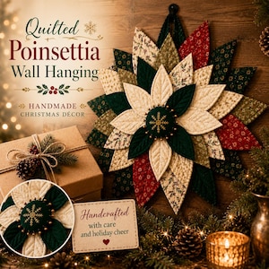 Könnte beinhalten: Ein gesteppter Poinsettia-Wandschmuck mit geschichteten Stoffblütenblättern in Rot, Dunkelgrün und Creme mit Blumenmustern. Die Mitte ist ein dunkelgrüner Kreis mit einer goldenen Schneeflockenstickerei und kleinen Goldperlen. Text Quilted Poinsettia.
