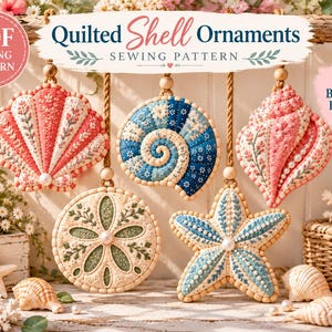 Puede incluir: Cinco adornos de conchas acolchadas cuelgan de una rama de madera, con bordados y cuentas detalladas. Los diseños incluyen un abanico de coral, una concha espiral azul, una caracola rosa, un dólar de arena y una estrella de mar azul.