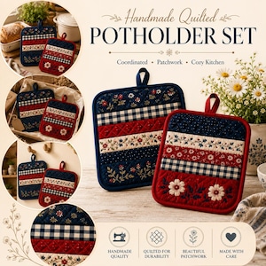Op de afbeelding: Een handgemaakte gewatteerde pannenlappenset bestaande uit twee vierkante stoffen pads met ophanglussen. Het ontwerp bevat horizontale patchworkstrepen in marineblauw, rood en wit, versierd met bloemmotieven en vichy-ruitjes. De tekst luidt Handmade Quilted POTHOLDER SET, Coordinated, Patchwork, Cozy Kitchen, Handmade Quality, Quilted for Durability, Beautiful Patchwork, Made with Care.