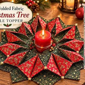 Op de afbeelding: Een 3D-gevouwen stoffen kerstboom als tafeldecoratie met een stervormig ontwerp en afwisselende rode en groene patronen. In het midden staat een rode stompkaars. Kleine gouden sterretjes zijn bevestigd aan de punten van de stof.