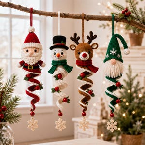 Può includere: Quattro decorazioni natalizie all'uncinetto appese a un ramo. Le figure includono Babbo Natale, un pupazzo di neve con cilindro nero, una renna marrone con corna e uno gnomo verde. Ognuna presenta una coda a spirale con bacche rosse e un fiocco di neve bianco.