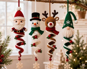 Pode incluir: Quatro enfeites de Natal em crochê pendurados num galho. As figuras incluem o Pai Natal, um boneco de neve com cartola preta, uma rena castanha com chifres e um gnomo verde. Cada um tem uma cauda em espiral com bagas vermelhas e um floco de neve branco.