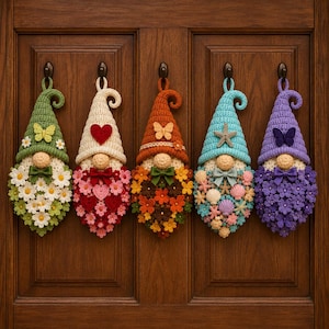 Puede incluir: Cinco adornos de pared de gnomos tejidos a ganchillo con gorros puntiagudos y barbas texturizadas. Los gnomos presentan varios adornos que incluyen mariposas, corazones, margaritas, girasoles, estrellas de mar y conchas marinas.