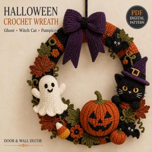 Könnte beinhalten: Ein Halloween-Kranz aus Häkelarbeit mit einer großen violetten Schleife, einem weißen Geist, einer schwarzen Katze mit violettem Hexenhut, einem Kürbis, Fledermäusen und Herbstblättern. Text: HALLOWEEN CROCHET WREATH, Ghost, Witch Cat, Pumpkin, PDF DIGITAL PATTERN, DOOR & WALL DECOR.