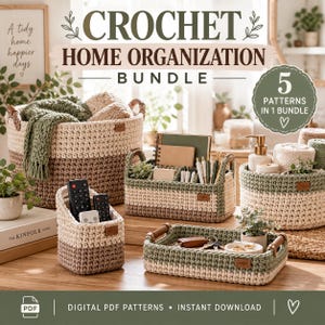 Può includere: Un set di cinque cesti e vassoi all'uncinetto per l'organizzazione della casa in crema, marrone e verde salvia. Il set include un grande cesto rotondo, un organizer da scrivania rettangolare, un piccolo contenitore, un vassoio e un cesto rotondo medio.