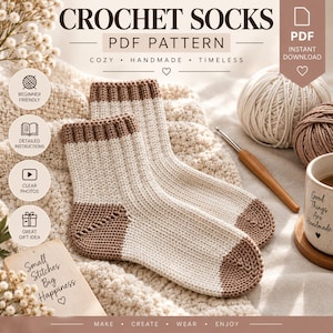 Könnte beinhalten: Ein Paar gehäkelte Socken mit cremefarbenem Körper sowie braunen Fersen, Zehen und gerippten Bündchen. Das Bild enthält den Text CROCHET SOCKS PDF PATTERN, BEGINNER FRIENDLY, DETAILED INSTRUCTIONS, CLEAR PHOTOS, GREAT GIFT IDEA und Small Stitches Big Happiness.