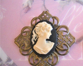 Broche, style rétro / vintage, camée résine / laiton, noir / ivoire, Jeune fille aux fleurs et soeurs jumelles