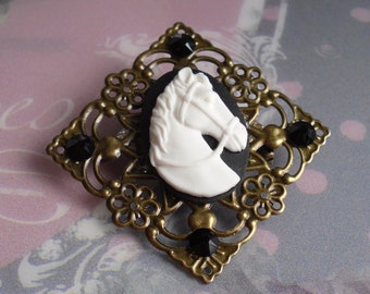 Broche, style rétro / victorien, camée résine / laiton, blanc / noir, Cheval mon ami