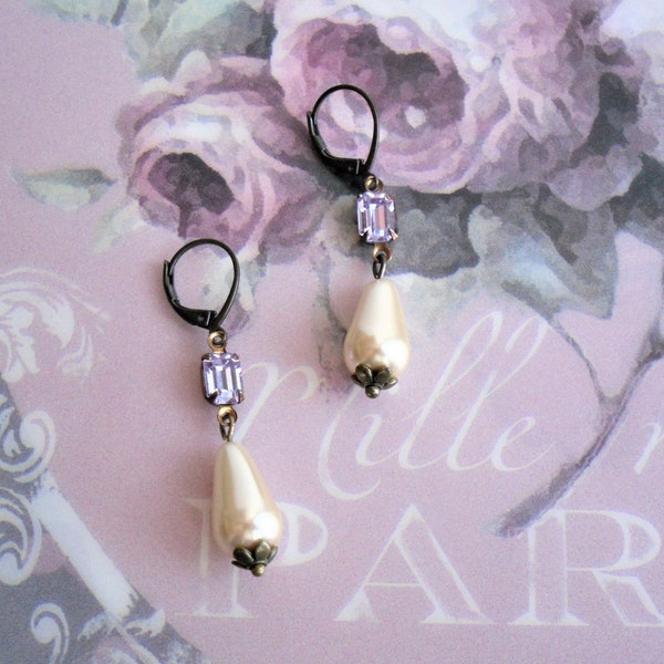 Boucles d'oreilles / dormeuse, vintage / Victorien, laiton / bronze, poires nacrées / strass, crème / mauve, Dona Annah