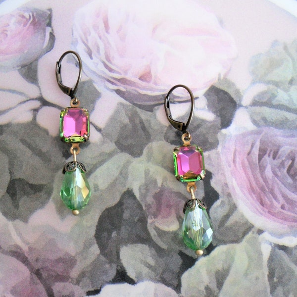 Boucles d'oreilles / dormeuses, style vintage / Art Déco , laiton / bronze, strass / verre facetté,  vitrail vert d'eau, Ombeline