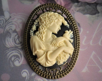 Broche, style rétro / vintage, camée résine / laiton, noir / ivoire, Jeune fille à la tourterelle