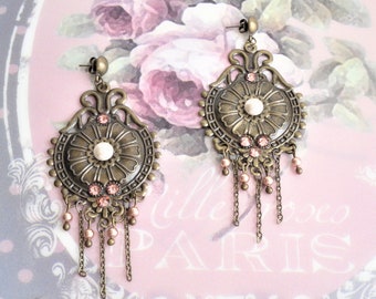Boucles d'oreilles oversize / clous, style vintage / antique, strass / bronze , bronze / cristal rose , Calpurnia