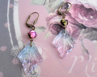 Boucles d'oreilles / dormeuses, style vintage / victorien , laiton / bronze, verre / boheme,  bleu ciel / rose , Mademoiselle Zoé