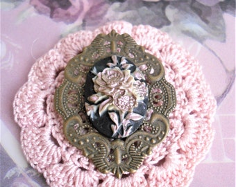 Broche vintage , style rétro / victorien, camée résine / laiton, ivoire / mauve, Bouquet antique