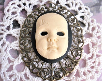 Broche, style rétro / vintage, camée résine / laiton, noir / ivoire, Broken doll Sarah