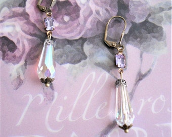 Boucles d'oreilles / dormeuse, style vintage / Victorien , laiton / bronze, verre / strass, cristal irisé / mauve, Lady Gabrielle