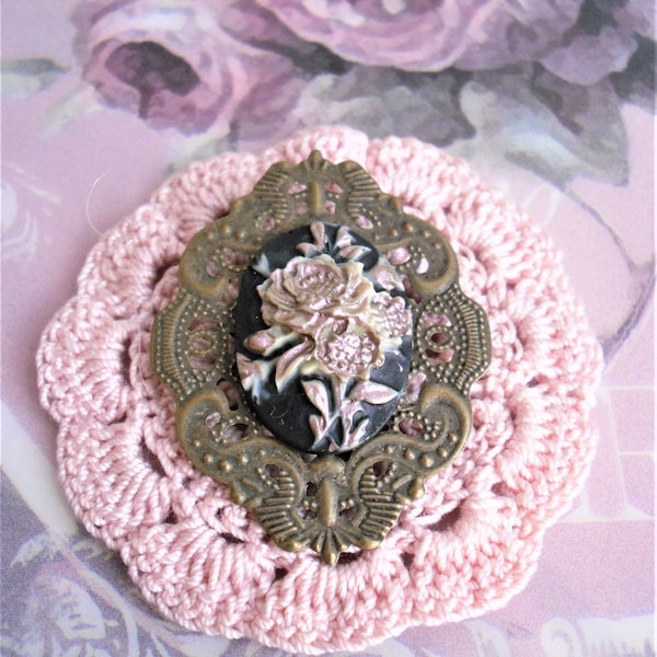 Broche vintage , style rétro / victorien, camée résine / laiton, ivoire / mauve, Bouquet antique