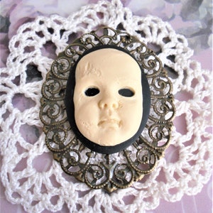 Broche, style rétro / vintage, camée résine / laiton, noir / ivoire, Broken doll Sarah image 1